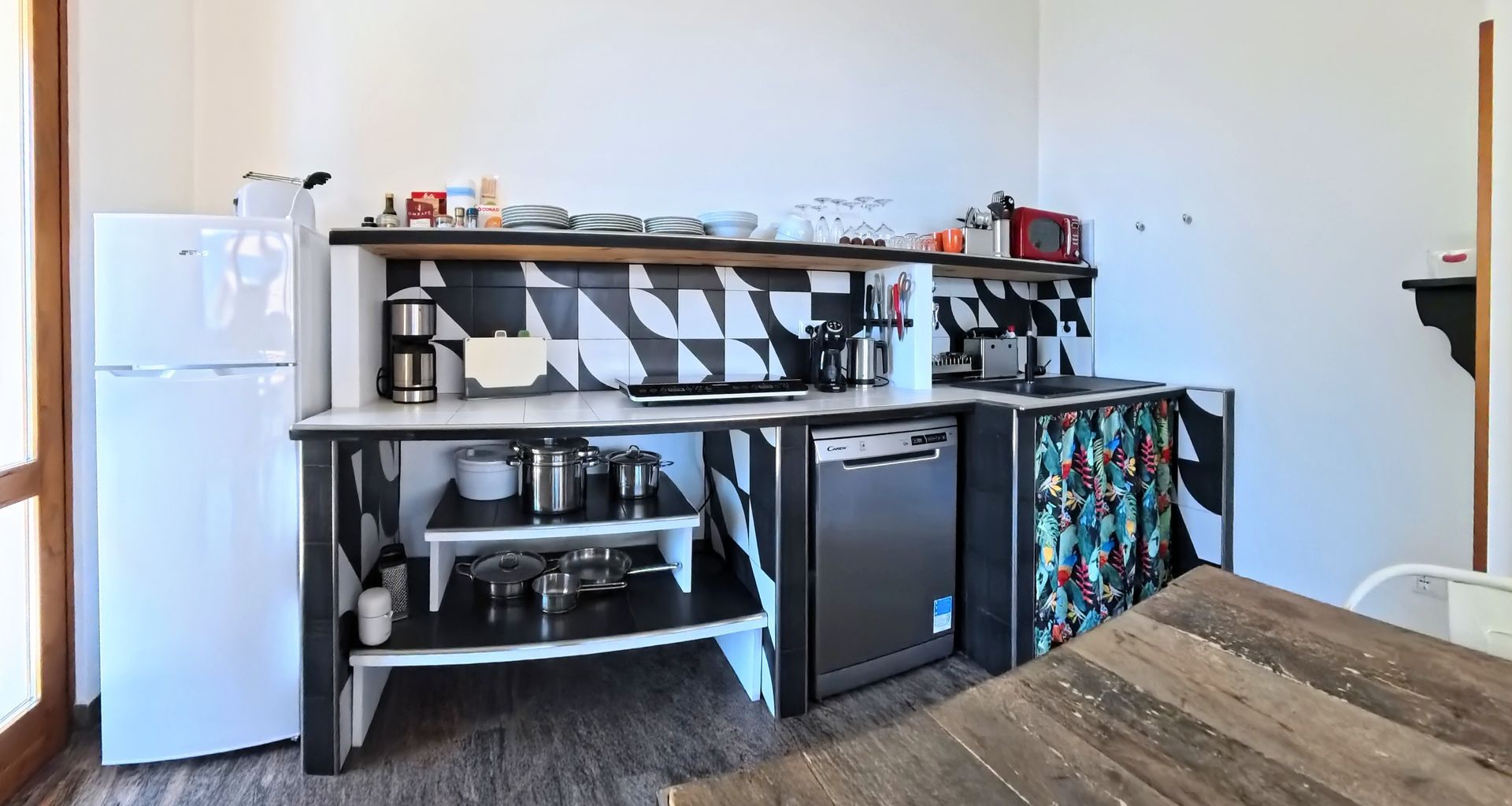 cucina attrezzata in suite con vista panoramica lago