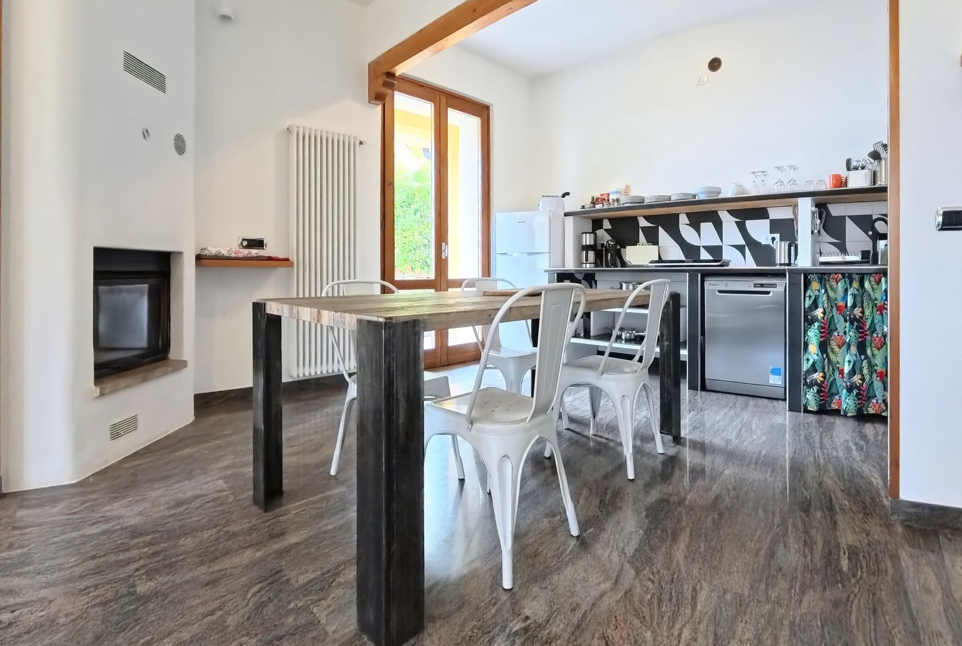 cucina attrezzata in suite con vista panoramica lago