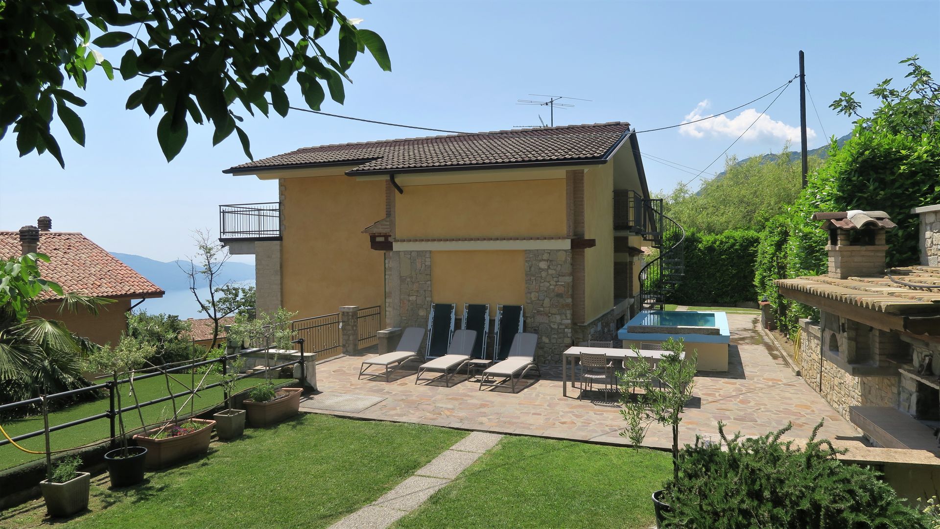 villa con piscina vista lago e montagne a Tignale