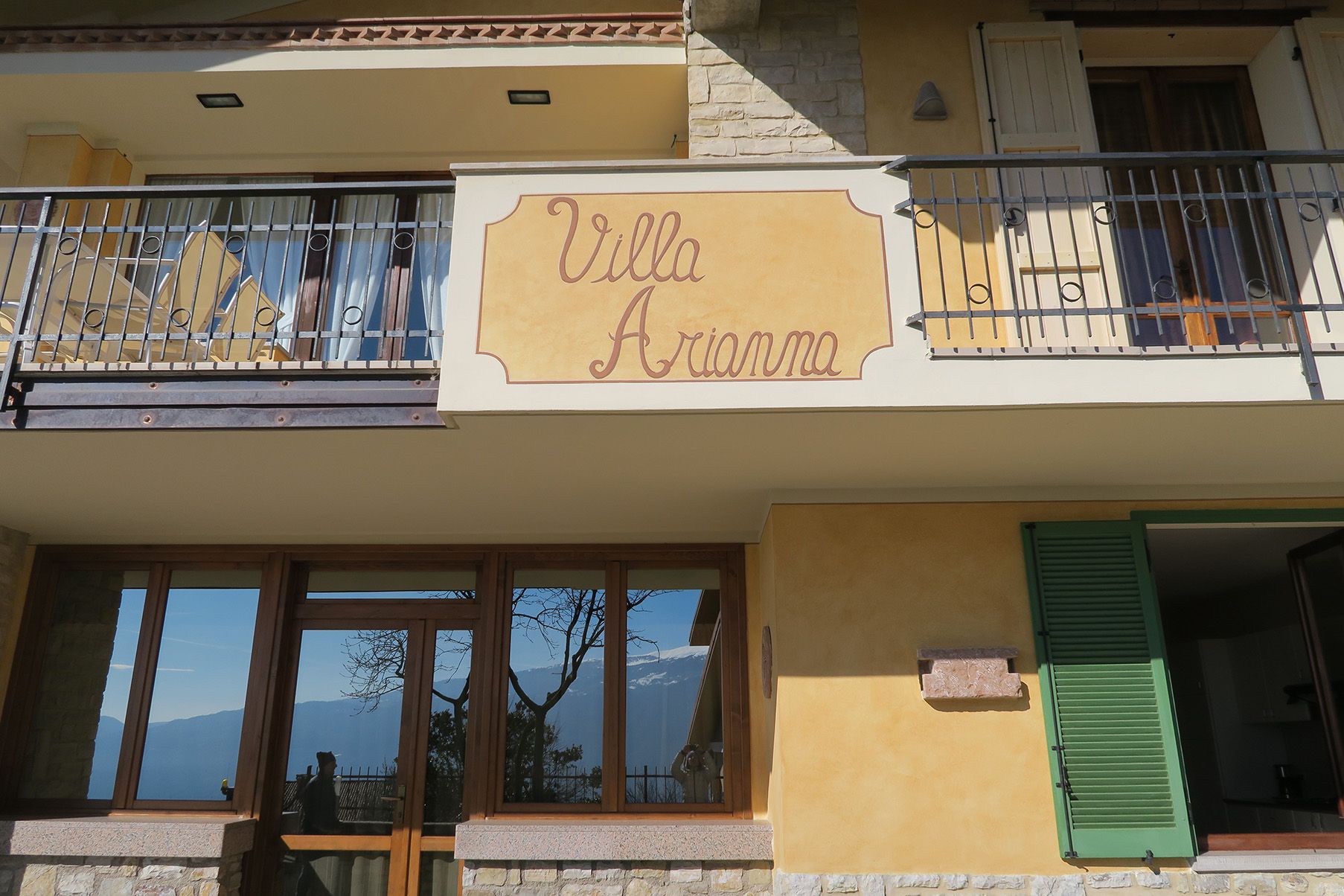 esterni Villa Arianna con vista Lago di Garda