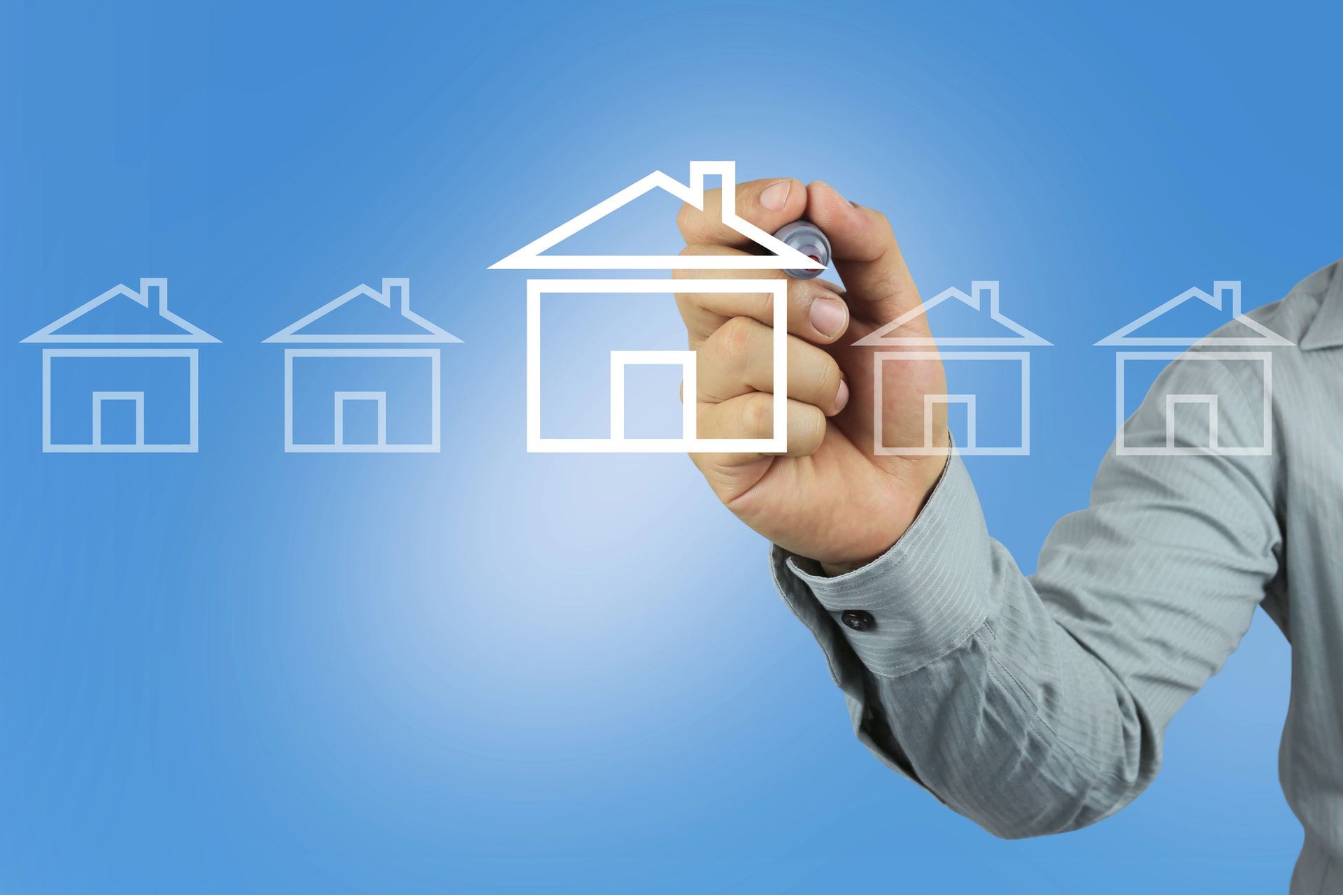 Disegno a mano libera del contorno di una casa bianca su sfondo blu, con icone di case appena visibili.