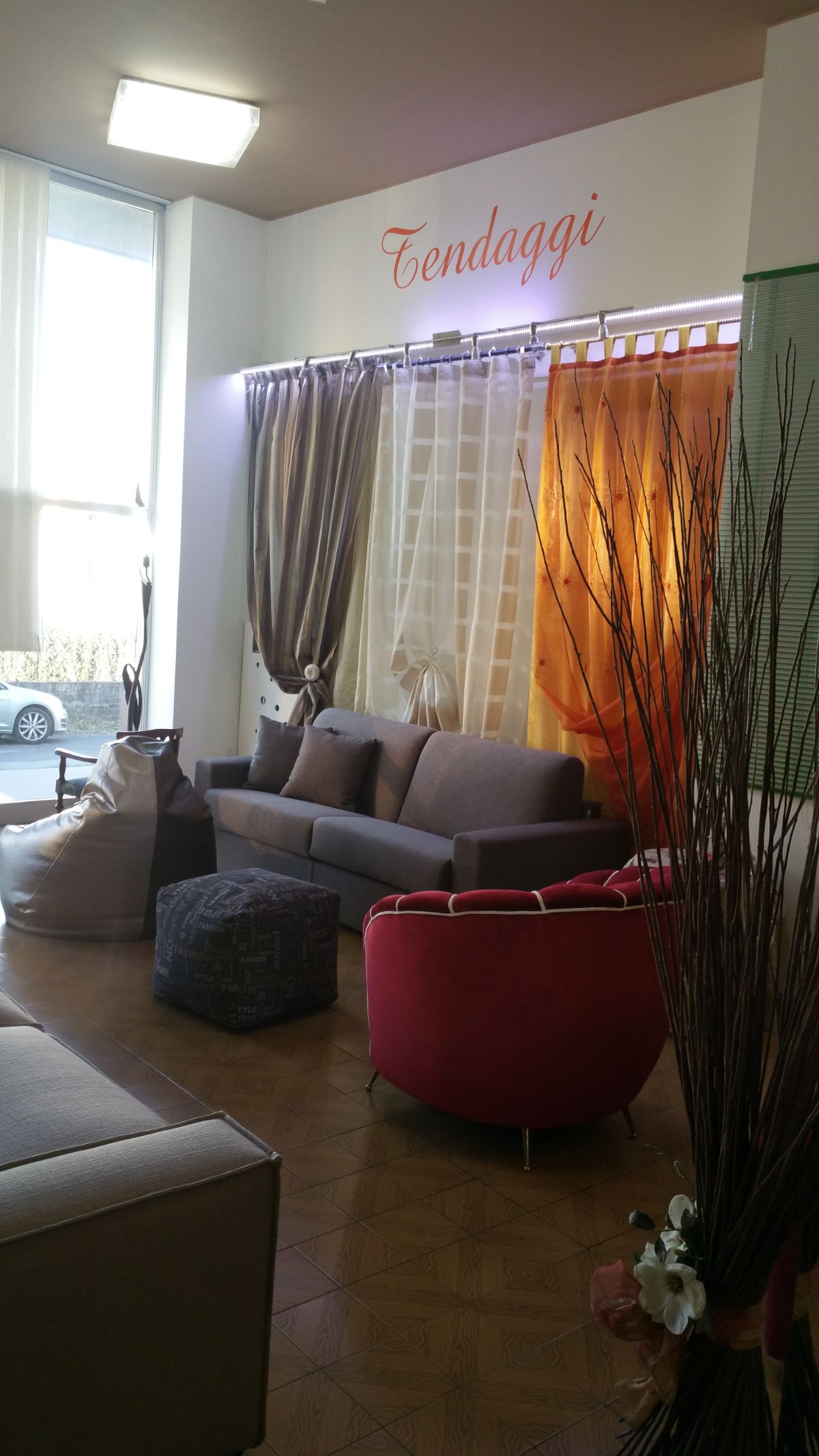 Divani imbottiti e tendaggi di qualità