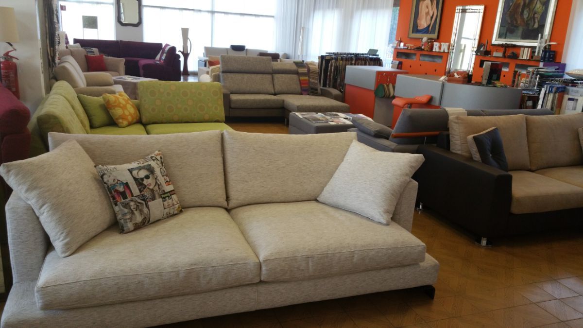 Divano imbottito con cuscini