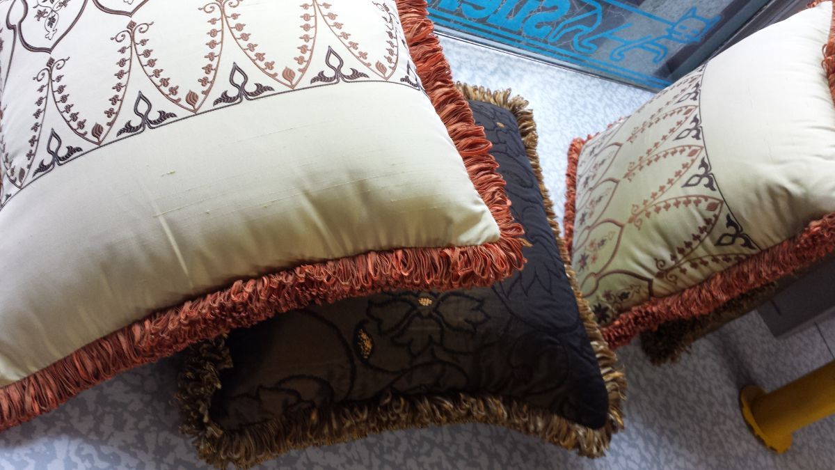 Cuscini in tessuto con imbottitura e volant