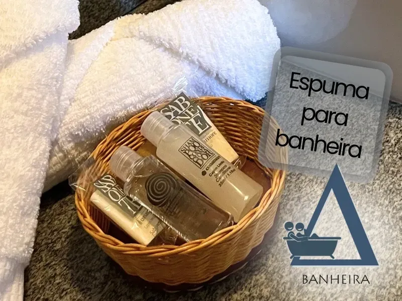 Cesta de vime com frascos de espuma para banheira e produtos de higiene ao lado de toalhas brancas na Quattuor Cabanas, São Miguel do Gostoso.