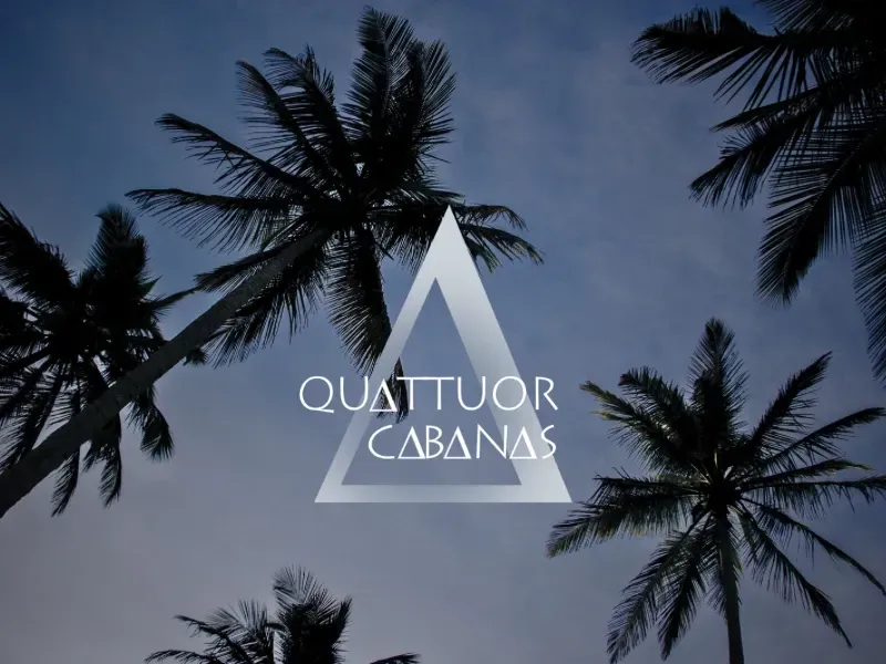 Logotipo da Quattuor Cabanas centralizado sobre um fundo de céu azul e silhuetas de coqueiros em São Miguel do Gostoso.