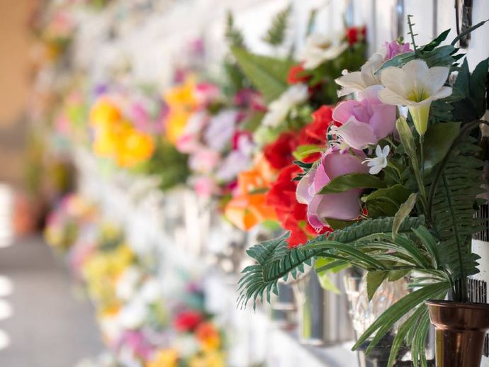 cappella funebre con mazzo di fiori
