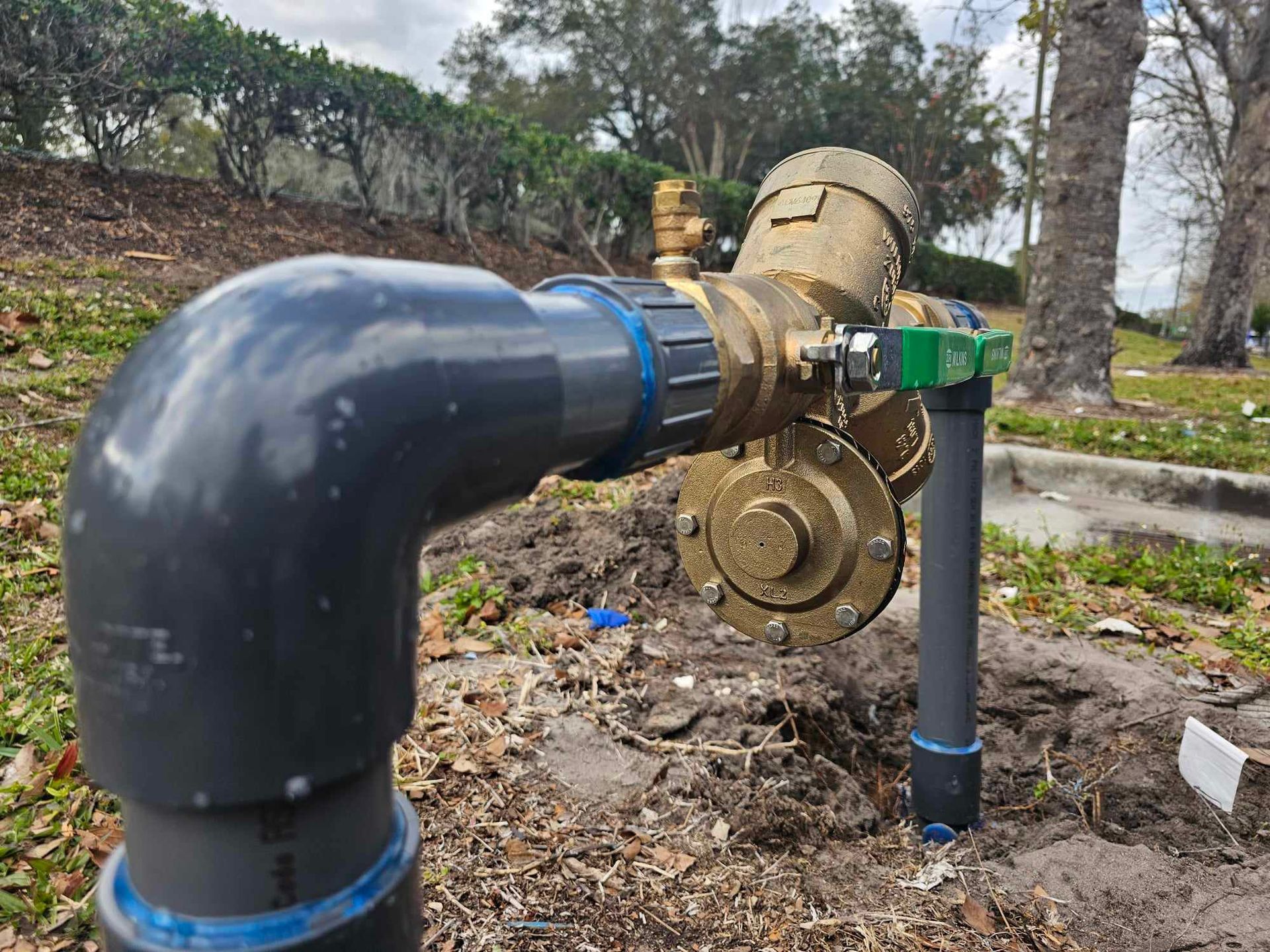 A close up of a pipe with a valve attached to it.