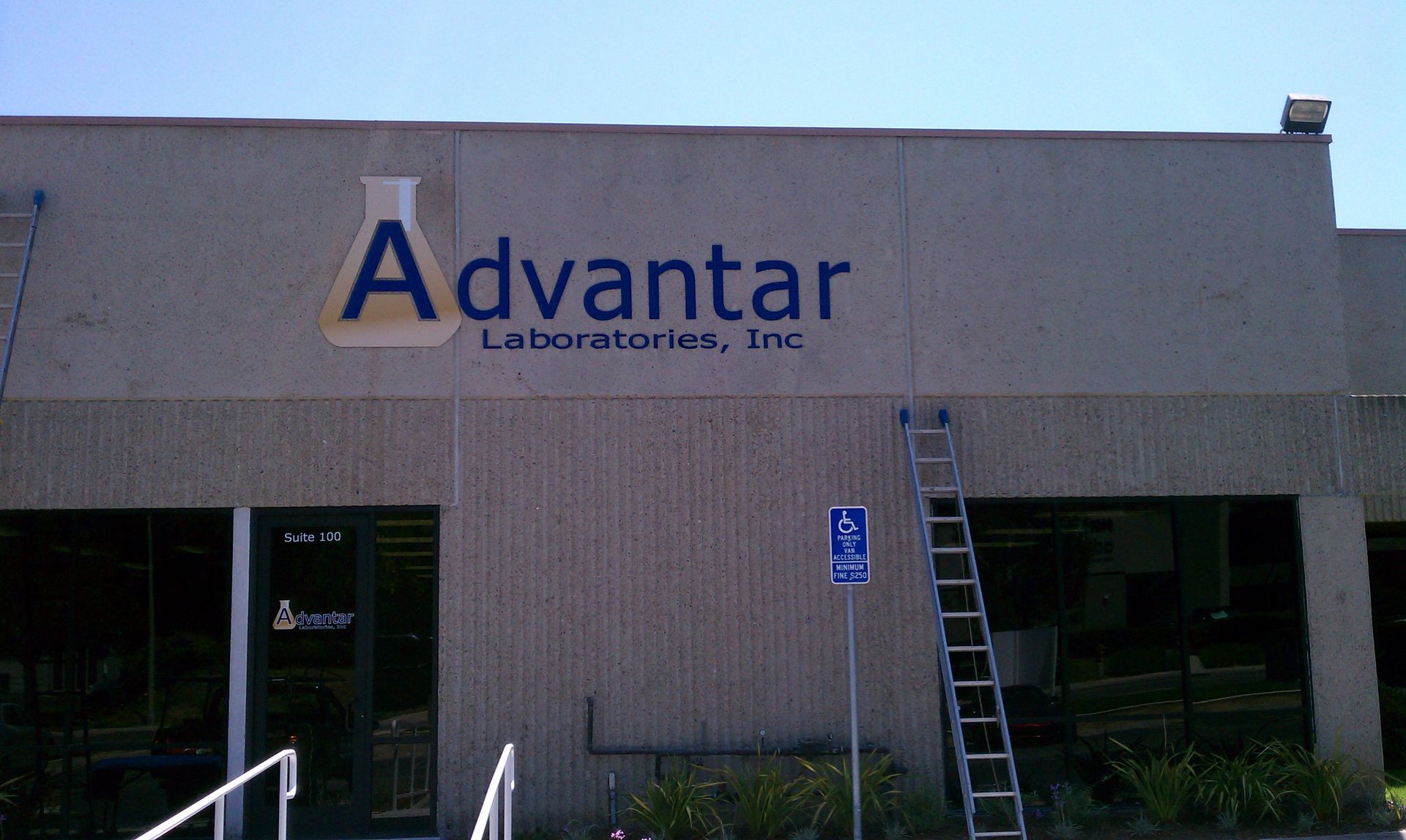 A sign on the side of a building that says advantar