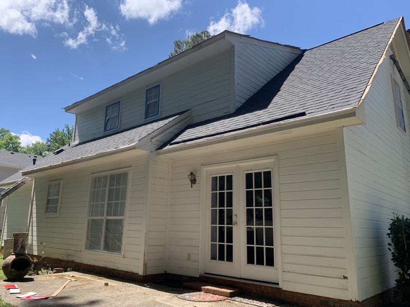 A bag of cafe fugaz is being poured into a cup
