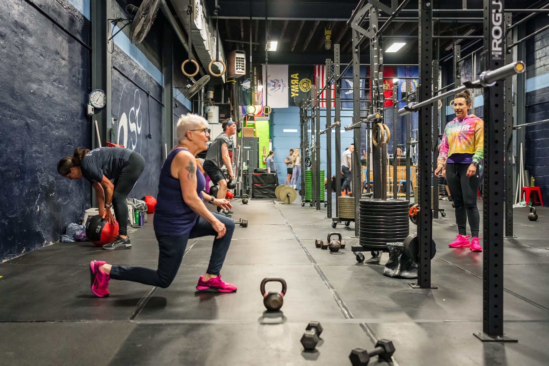 A group of people are doing exercises in a gym.
