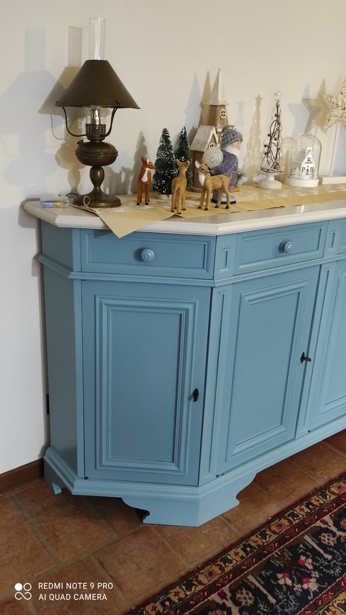 Uomo con grembiule che lavora su un mobile, ispeziona una gamba di legno, officina.