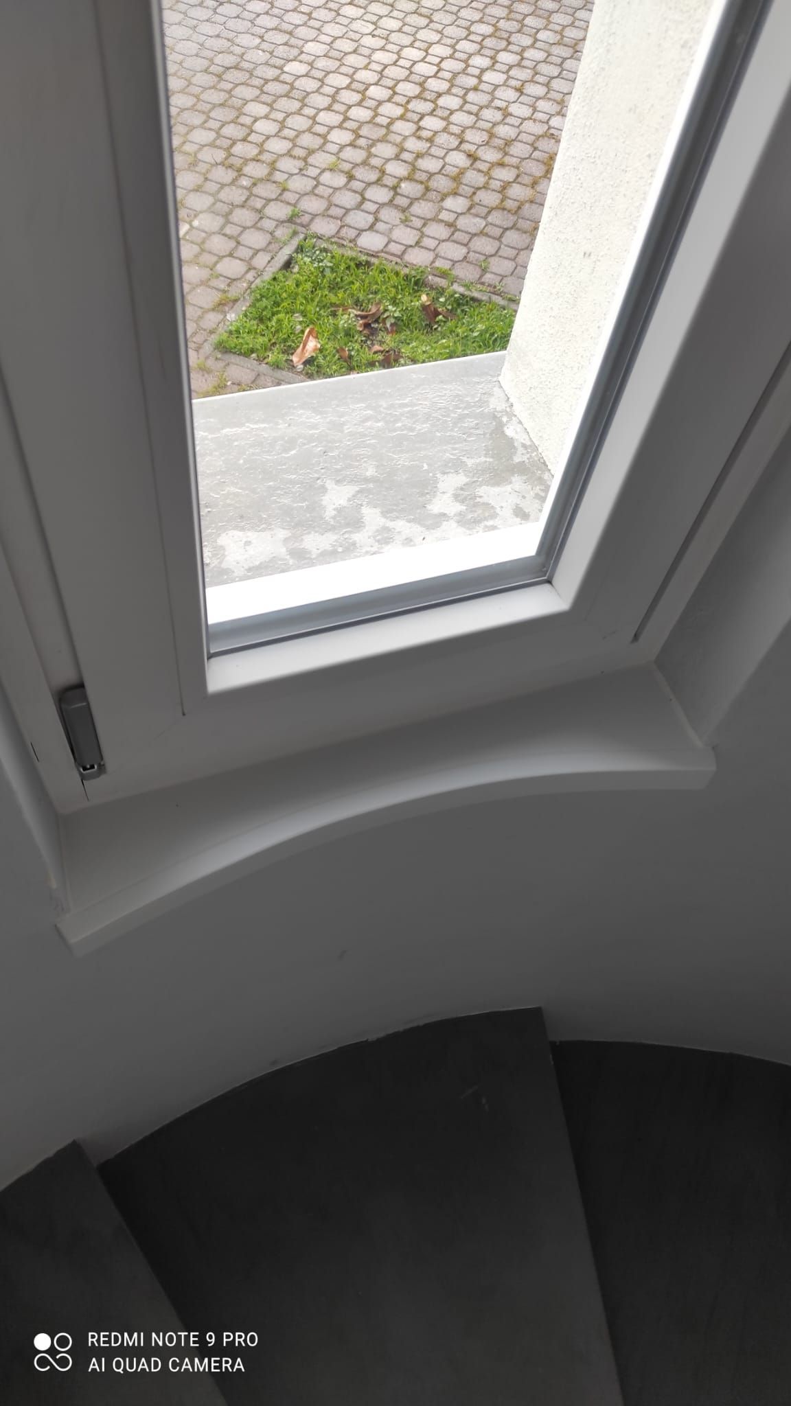 Mani che utilizzano uno scalpello per intagliare incastri a coda di rondine in una scatola di legno.