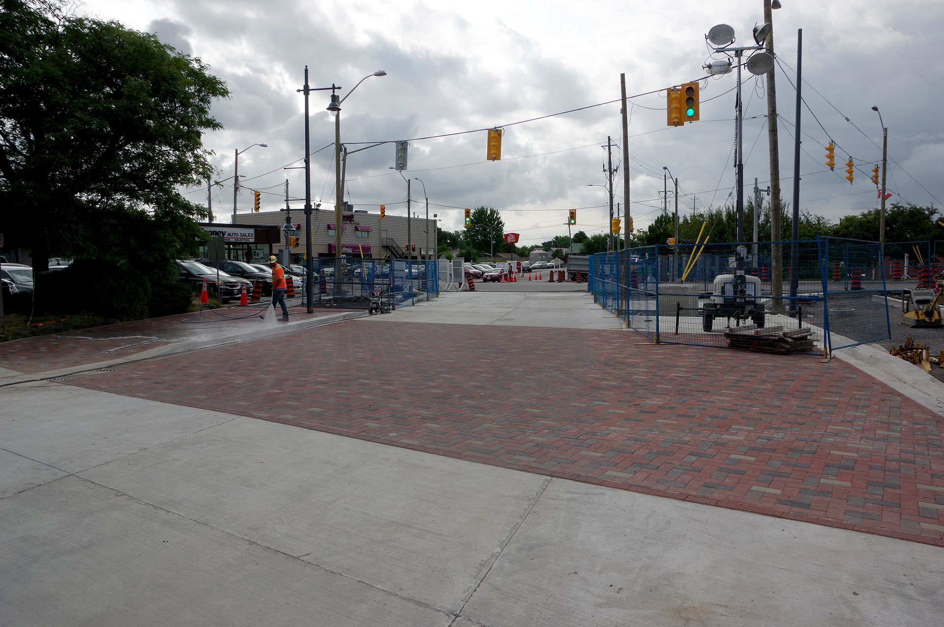 A street with a brick walkway and a traffic light