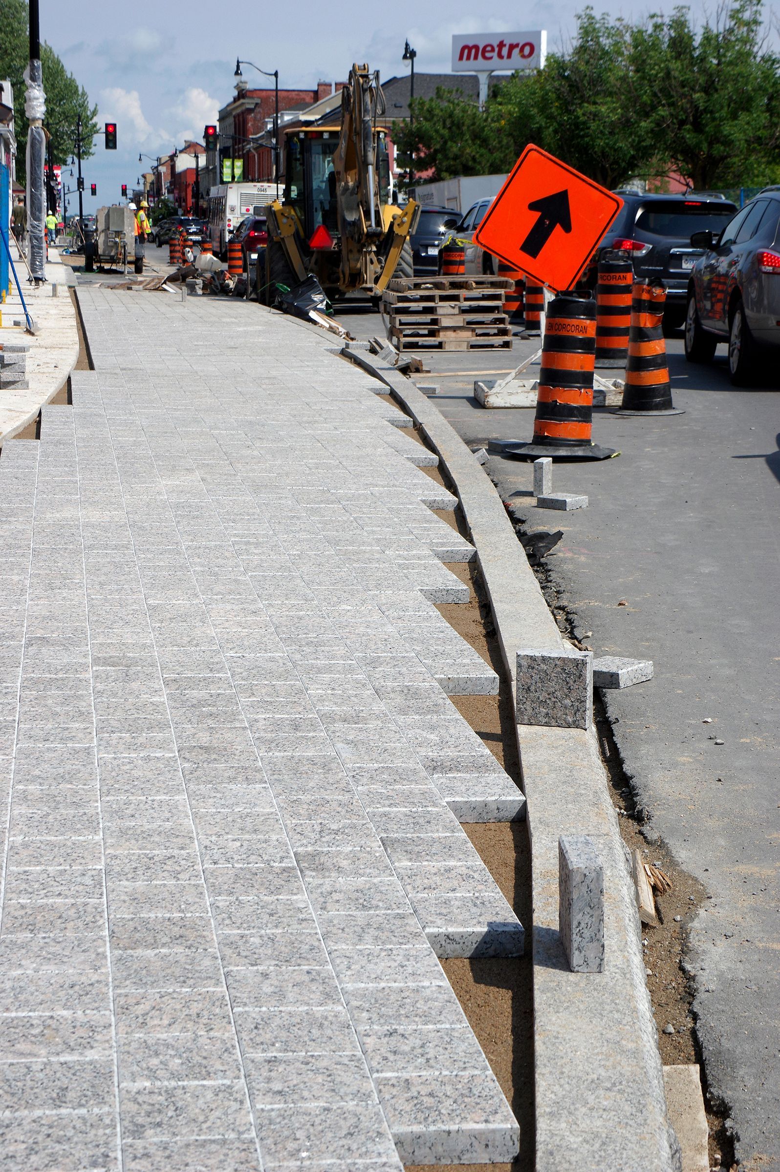 A construction site with a sign that says metro on it