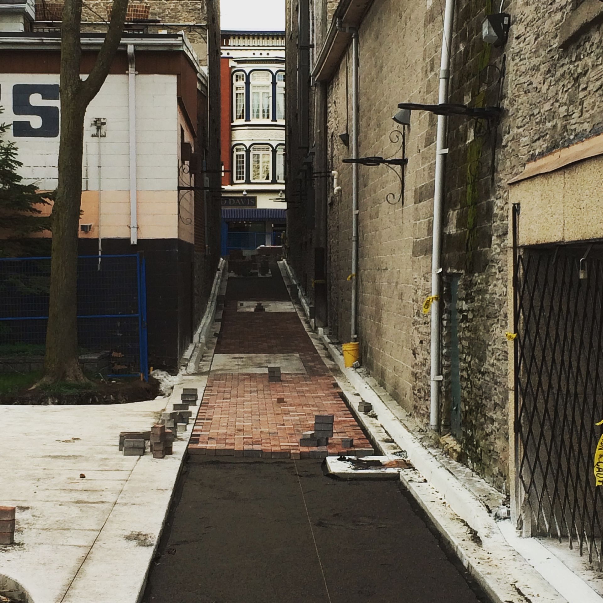 A building with the letter s on it