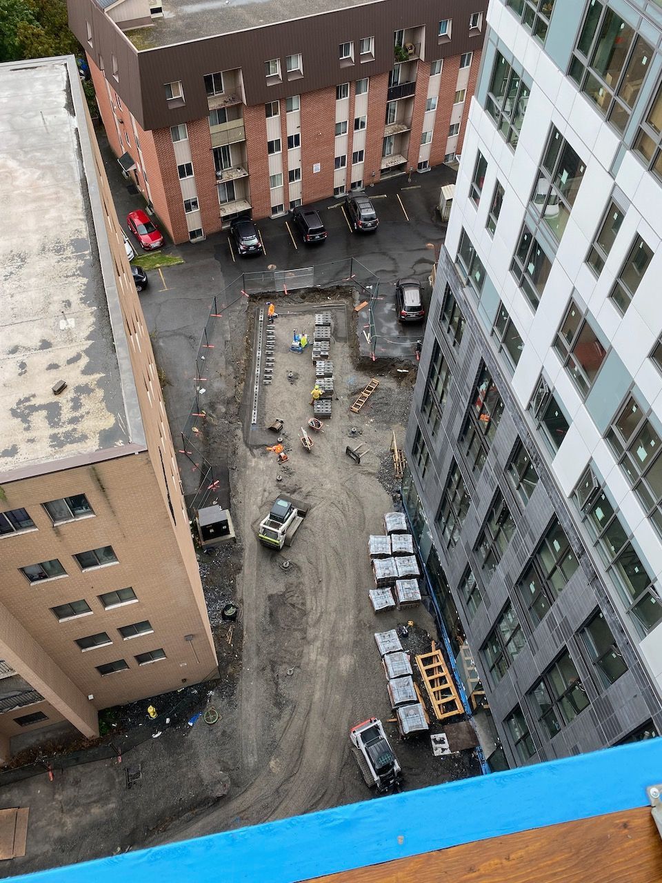 An aerial view of a construction site between two buildings
