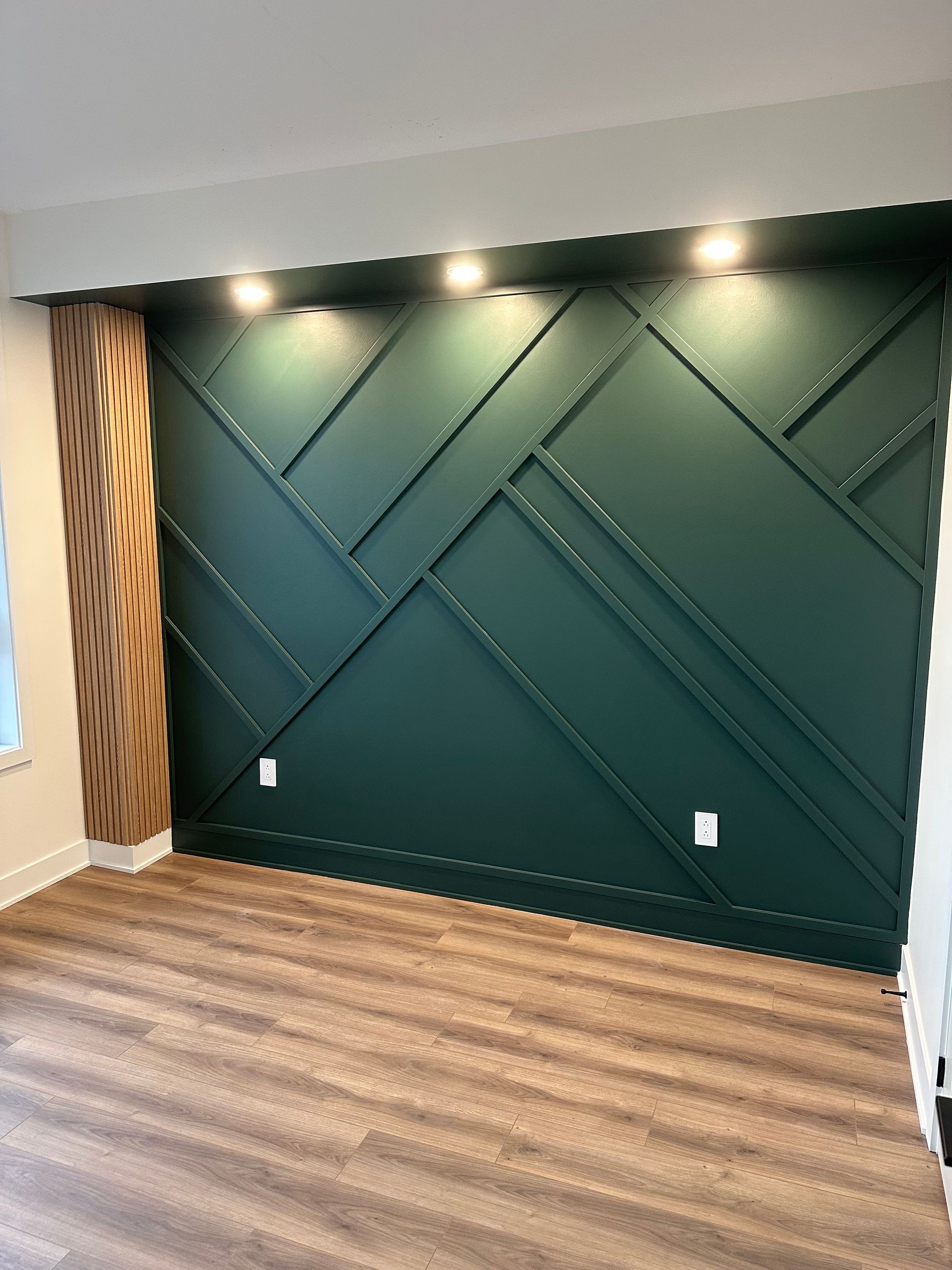 Un salon avec un mur végétal et un sol en bois.