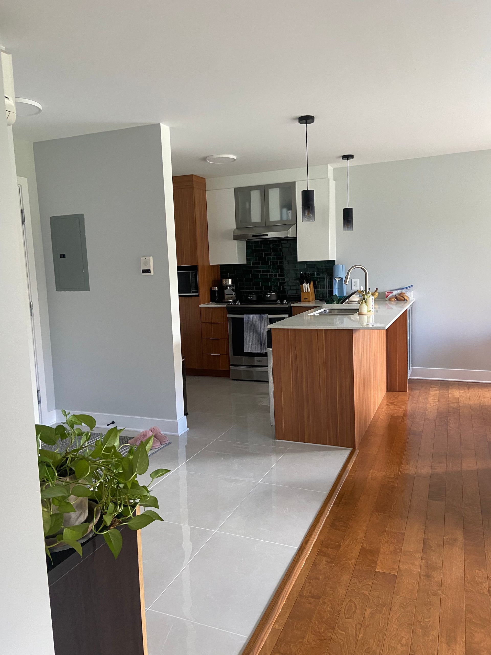 Une cuisine avec un îlot en bois au milieu de la pièce.