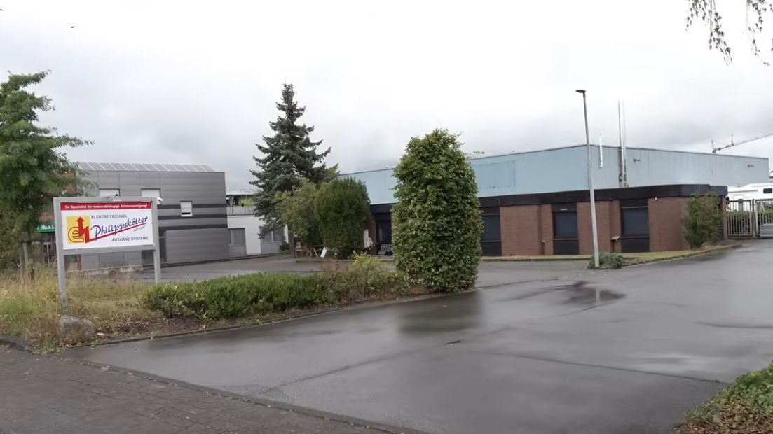 Die Einfahrt zum neuen Firmengelände. Vor dem Bürotrakt befinden sich die Pkw-Stellplätze.