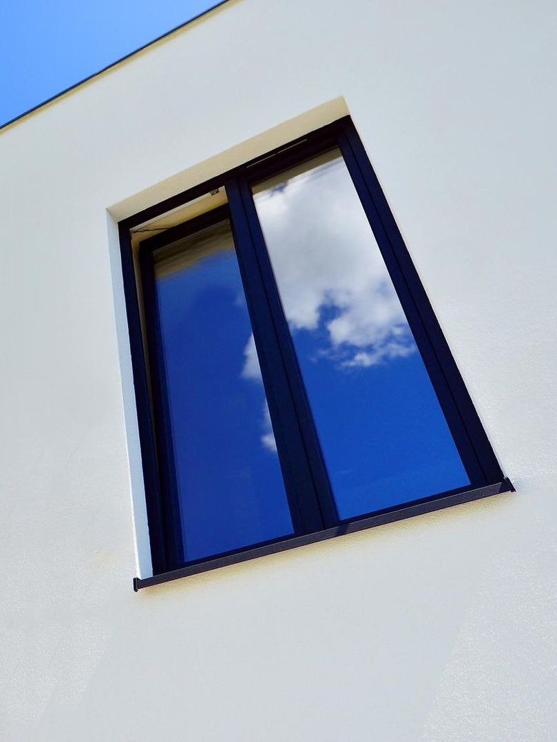 A window with a blue sky reflected in it