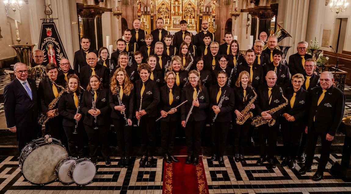 De Koninklijke Harmonie Sint Caecilia te Beek (L) in hun nieuwe uniformen