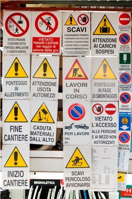 insieme di segnali stradali