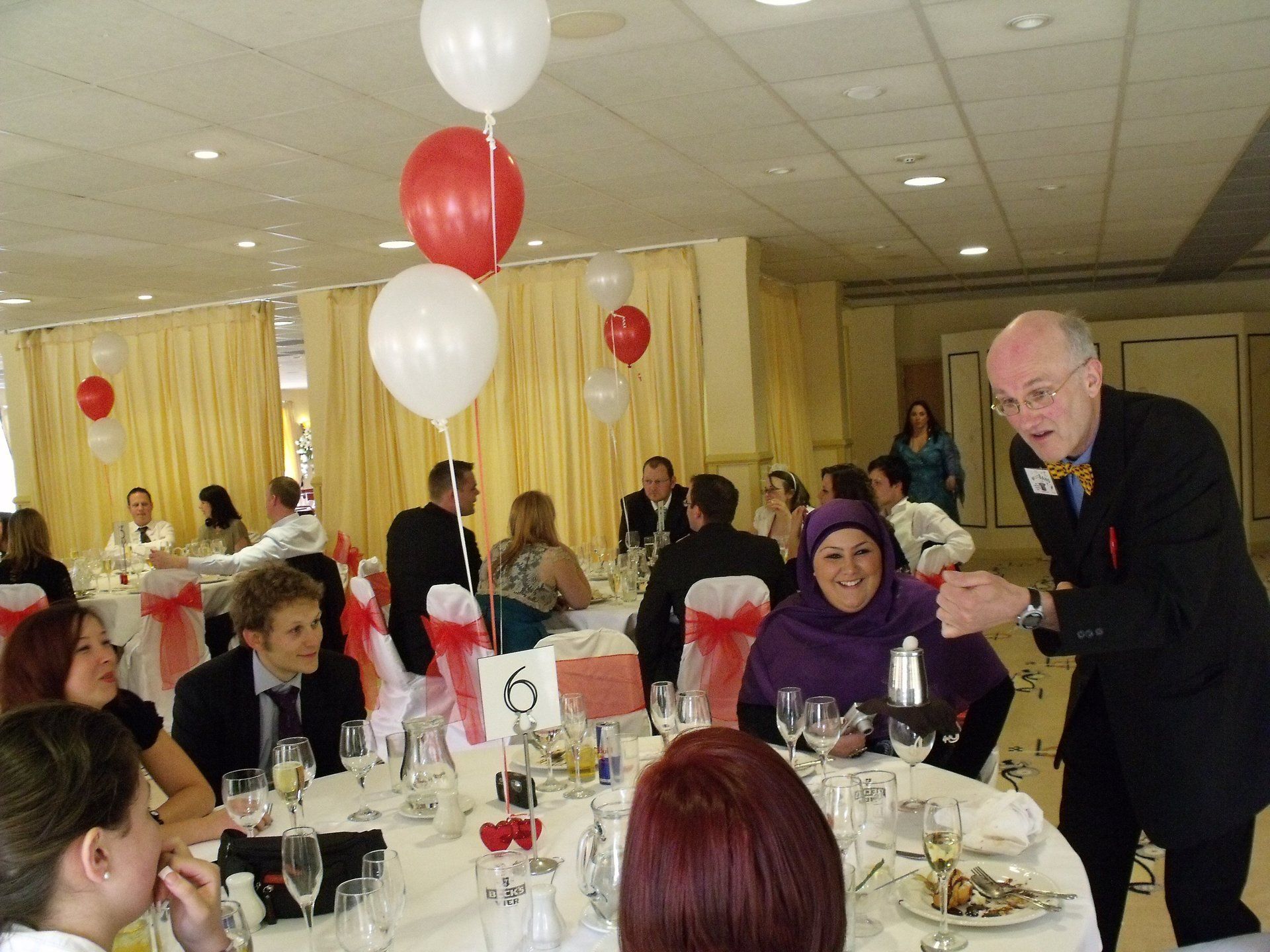 a wedding magician around the tables