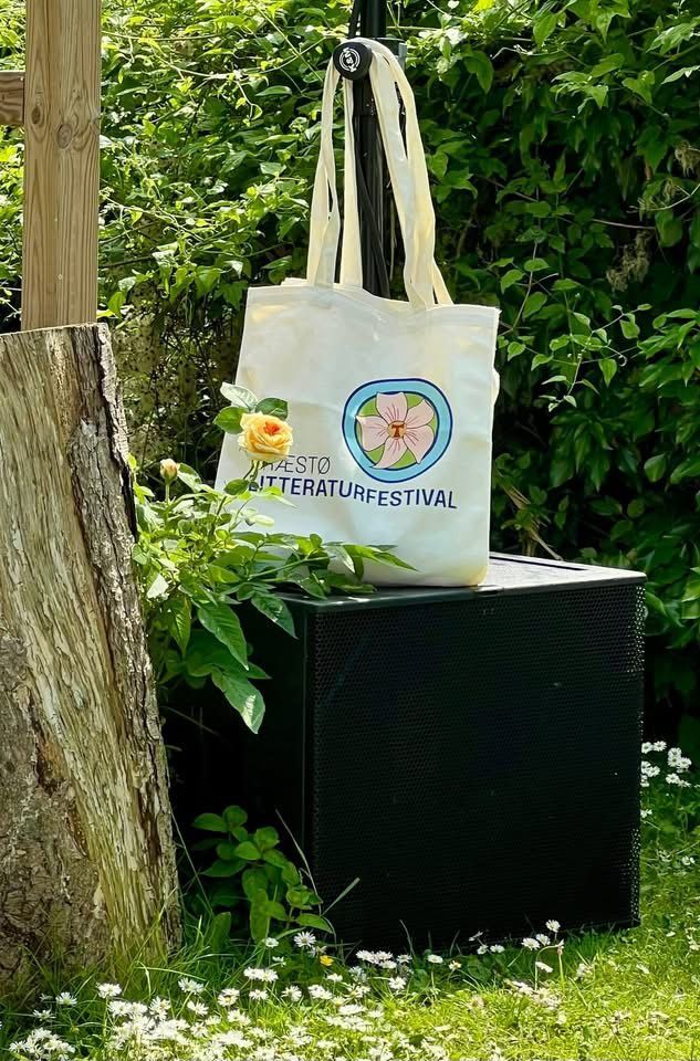 En hvid mulepose hænger på en gren