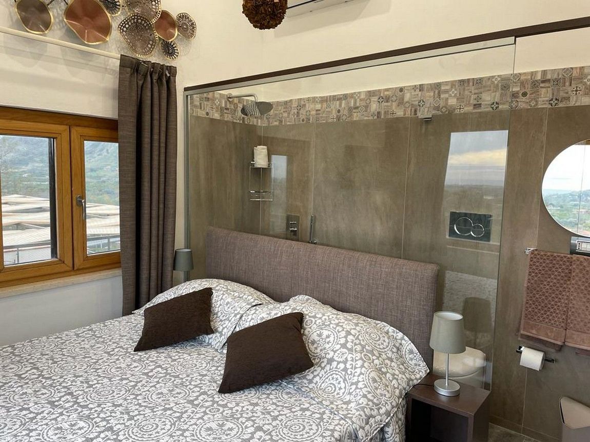 camera da letto degli appartamenti in residence a Taormina
