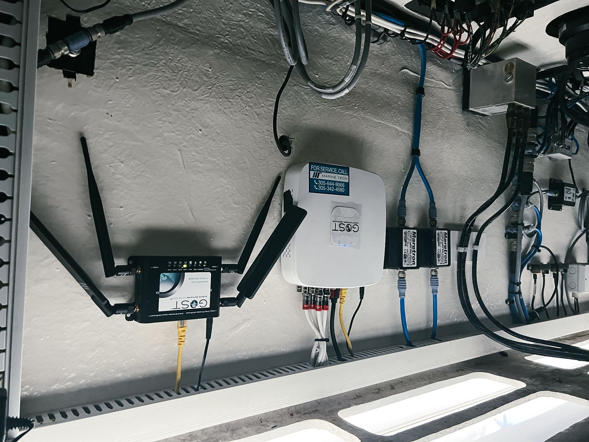 A bunch of wires are hanging from the ceiling in a room.