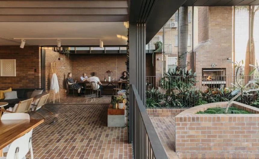 Open-air Cafe With Brick Floors and Walls. People Sit at a Table — Hunter Valley Bricks & Pavers in Scone, NSW