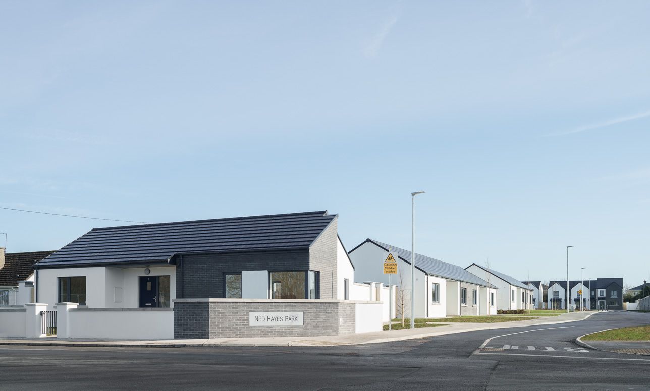 A row of houses are sitting on the corner of a street.