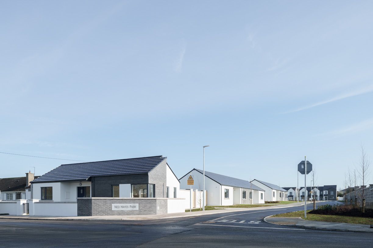 A row of houses are sitting on the corner of a street.