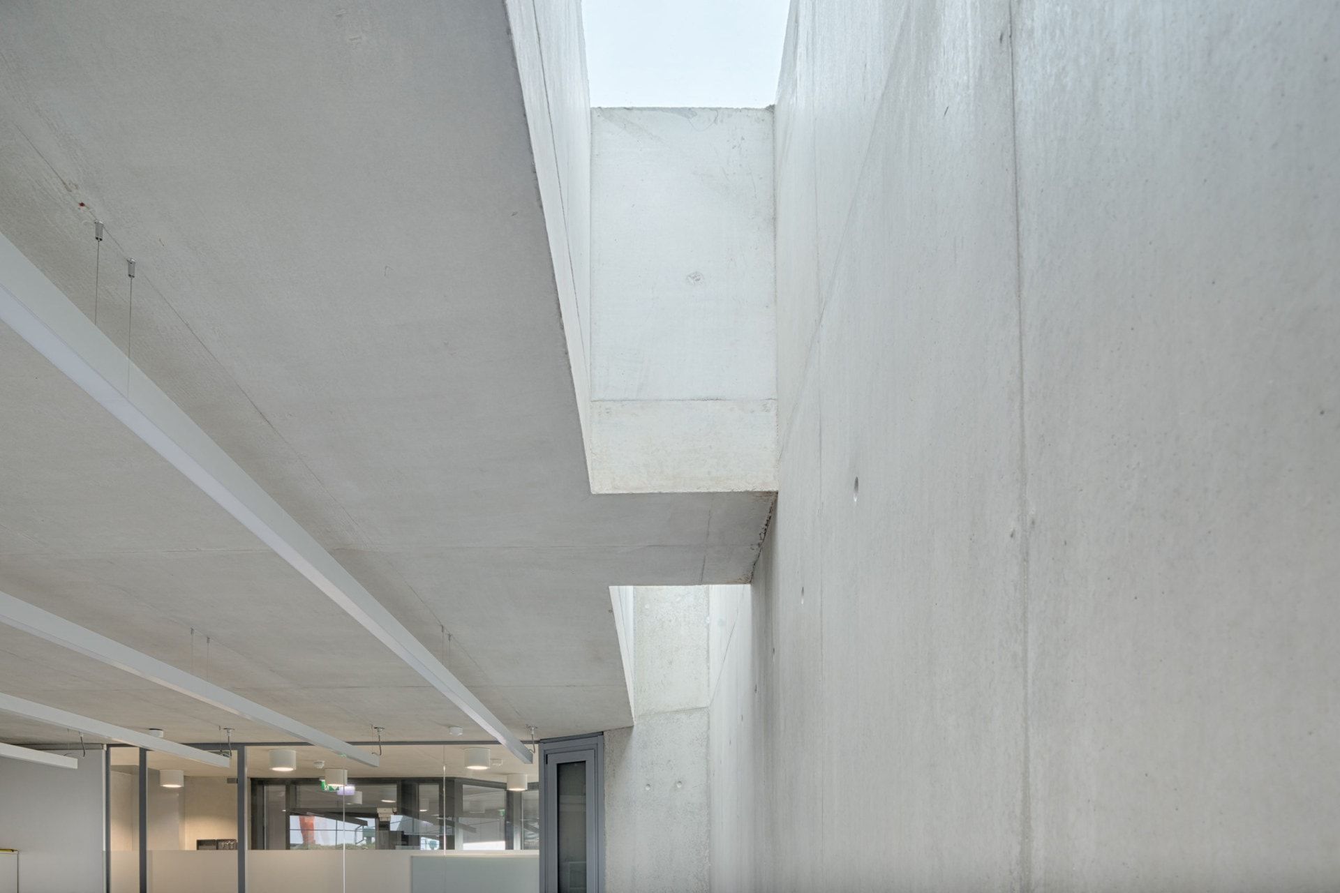 A large concrete wall with a skylight in the middle of it.
