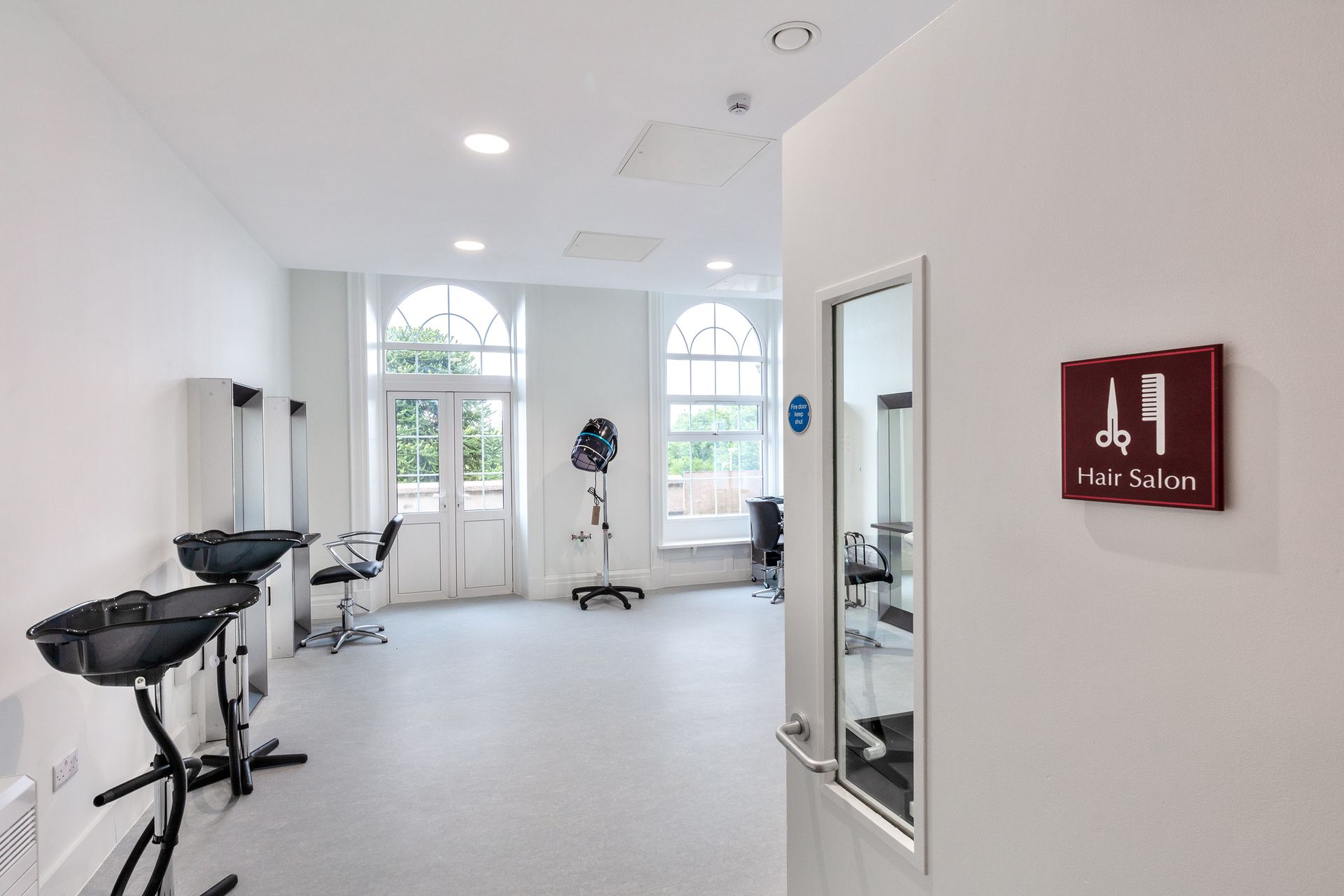A room with a sign on the wall that says j1 hair salon.