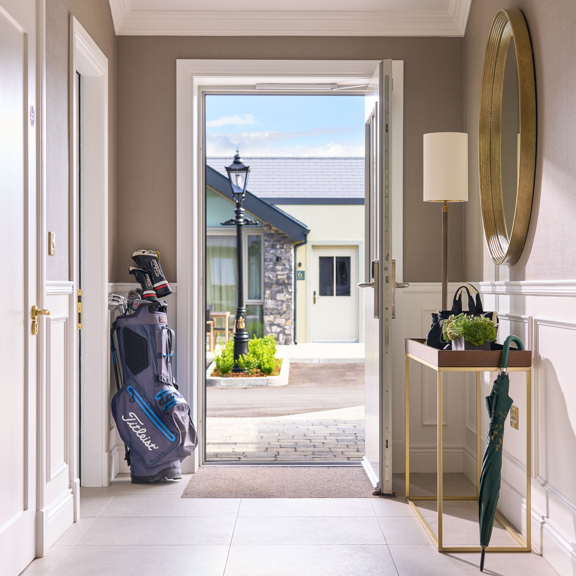 A golf bag with the word titleist on it