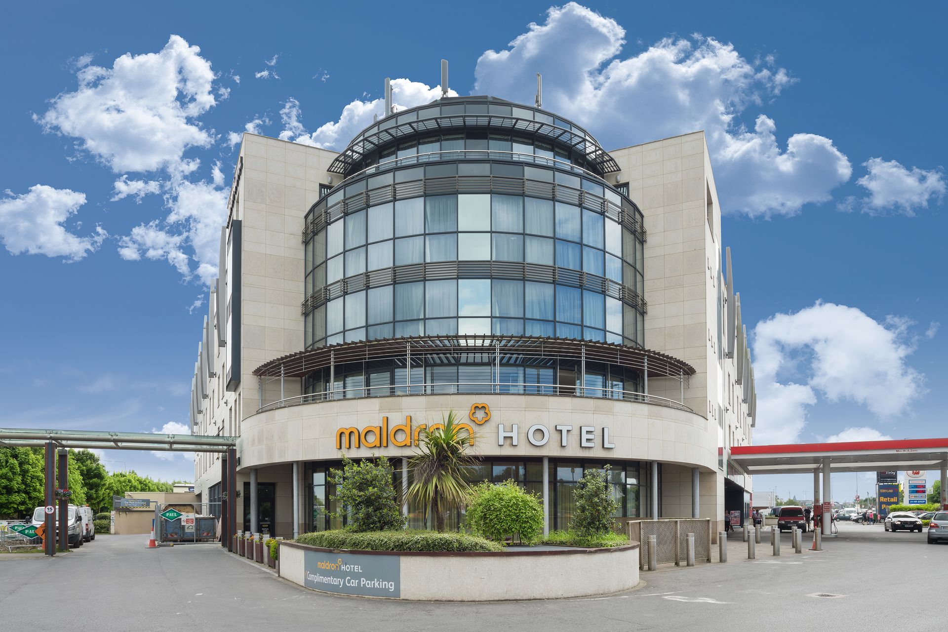 A large building with the word hotel on it