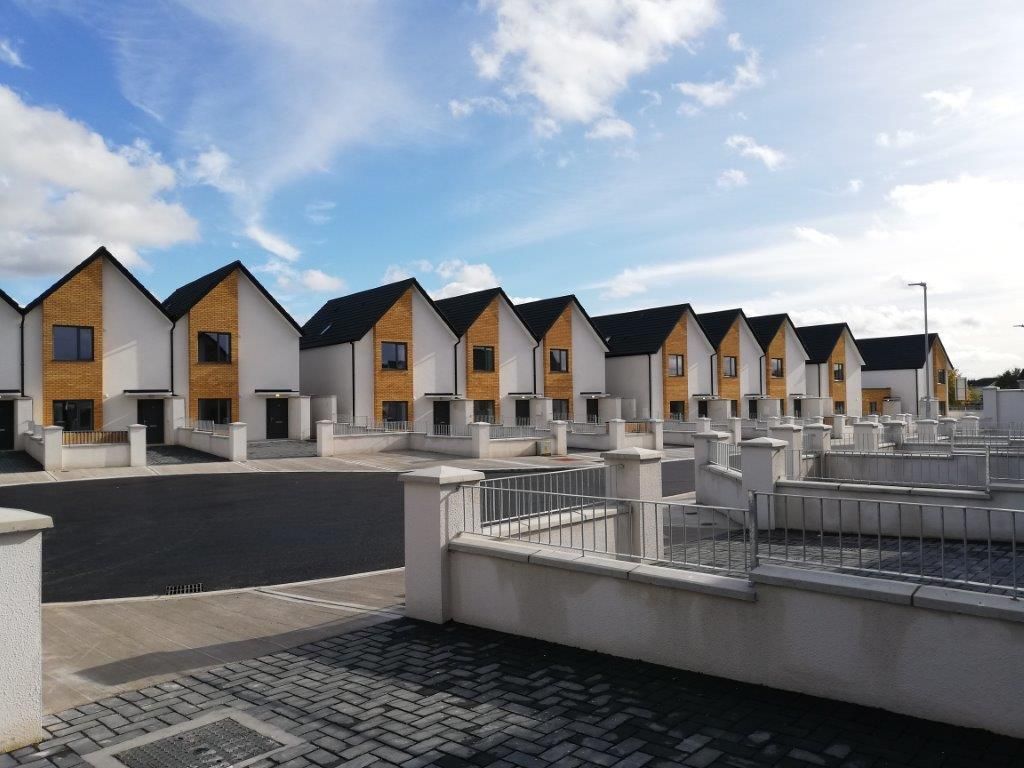 A row of houses are lined up next to each other in a residential area.