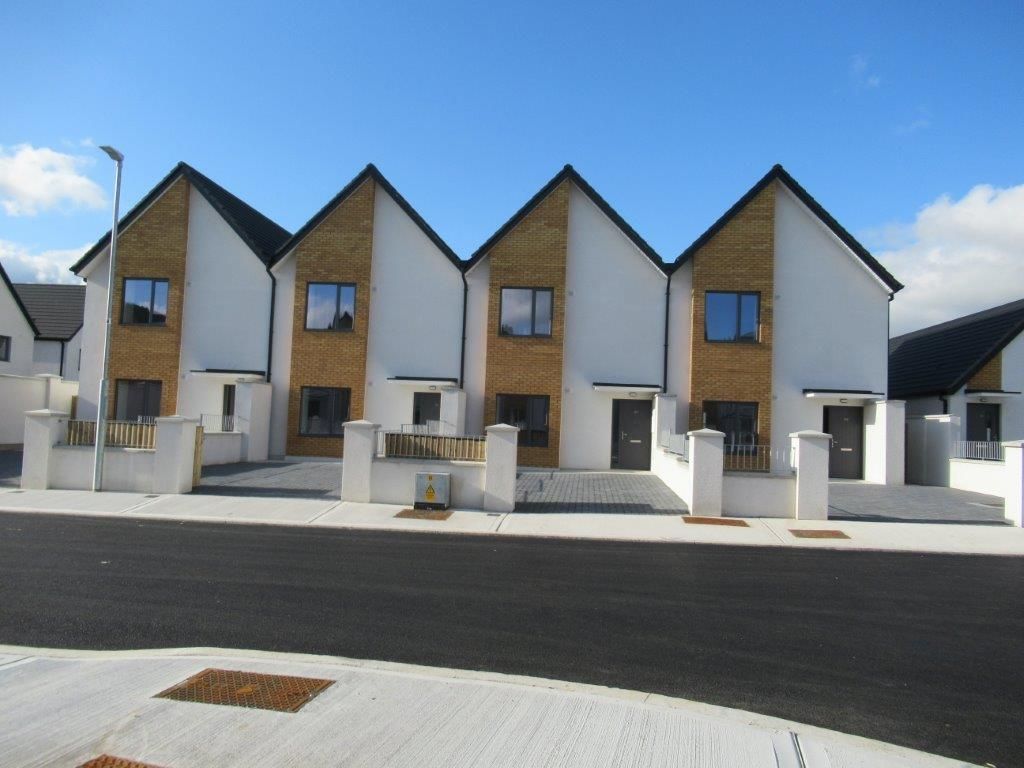A row of houses are lined up next to each other