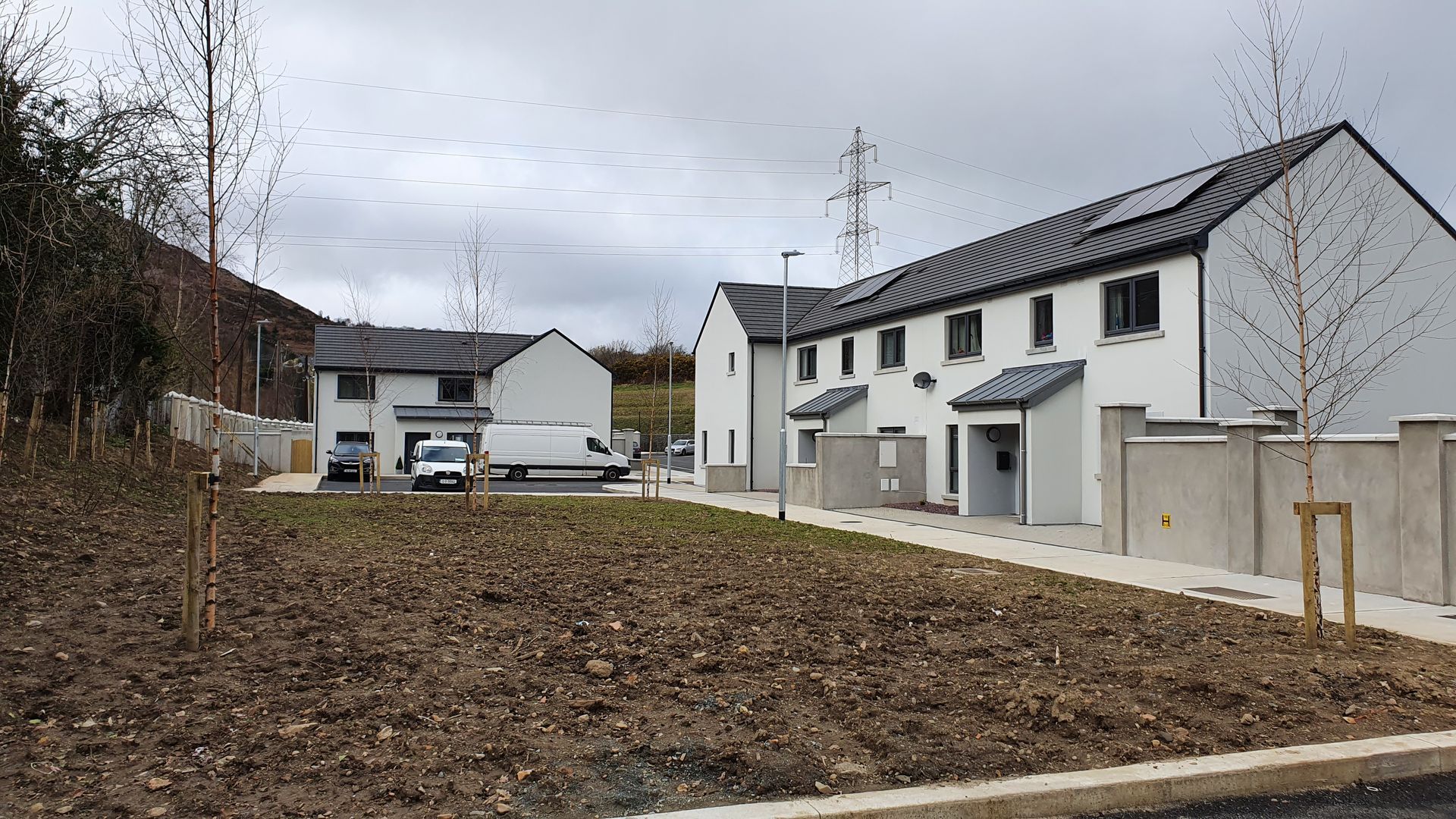A row of houses are sitting next to each other in a residential area.