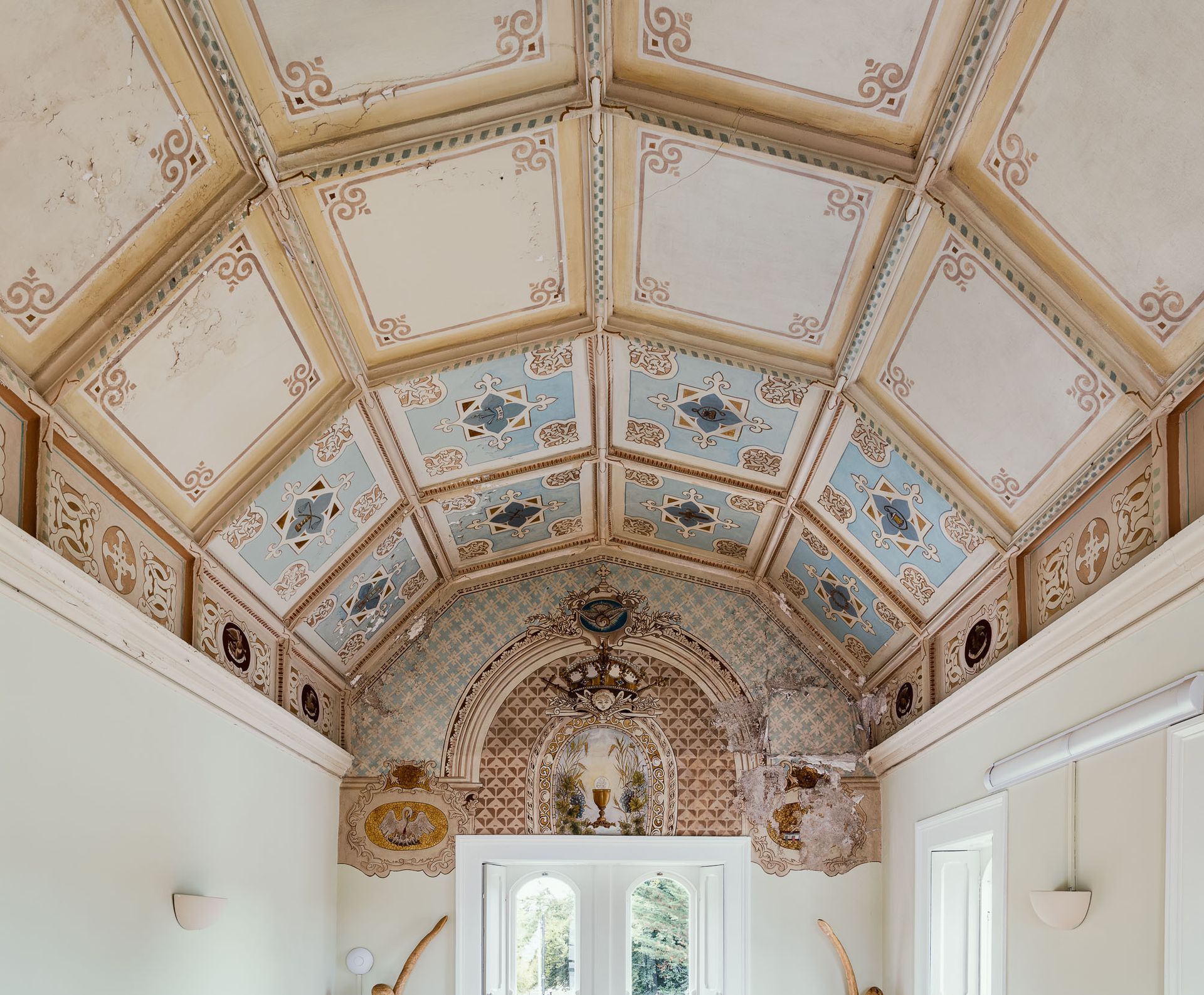 A room with a ceiling that has a lot of squares on it