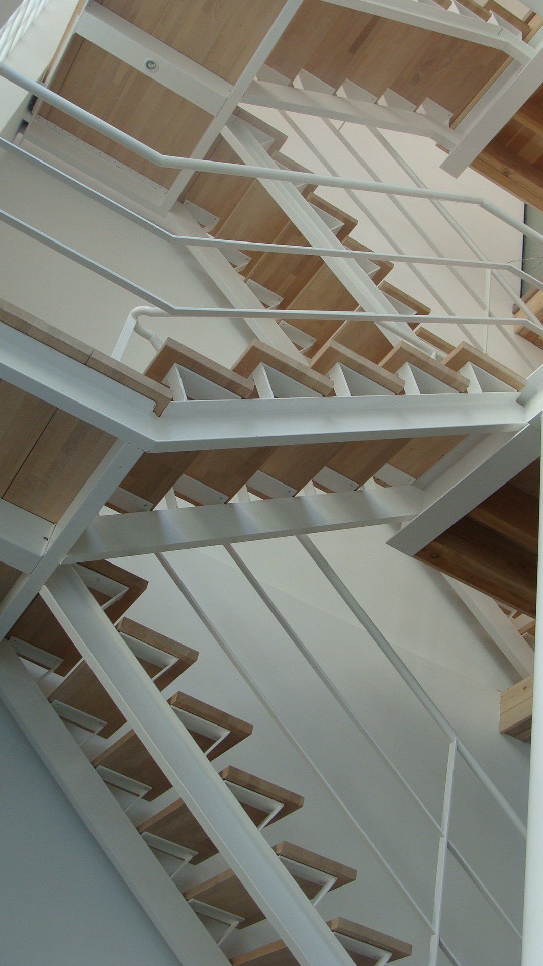 Cage d'escalier en métal et bois