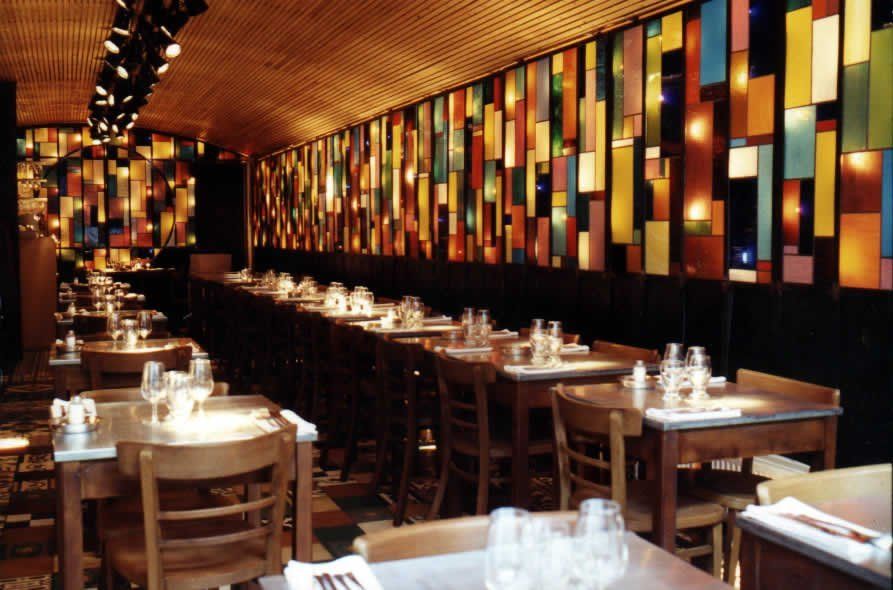 Décoration intérieure métallique dans restaurant