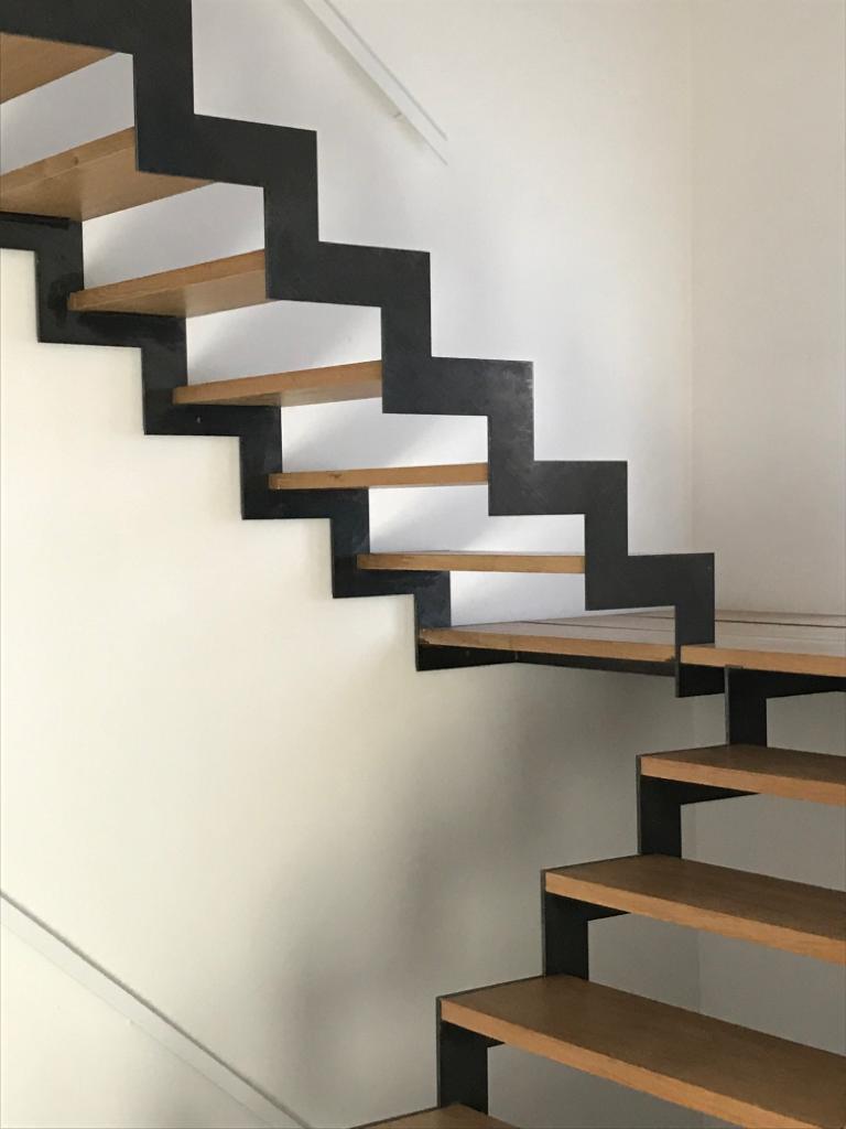 Escalier brut et bois massif