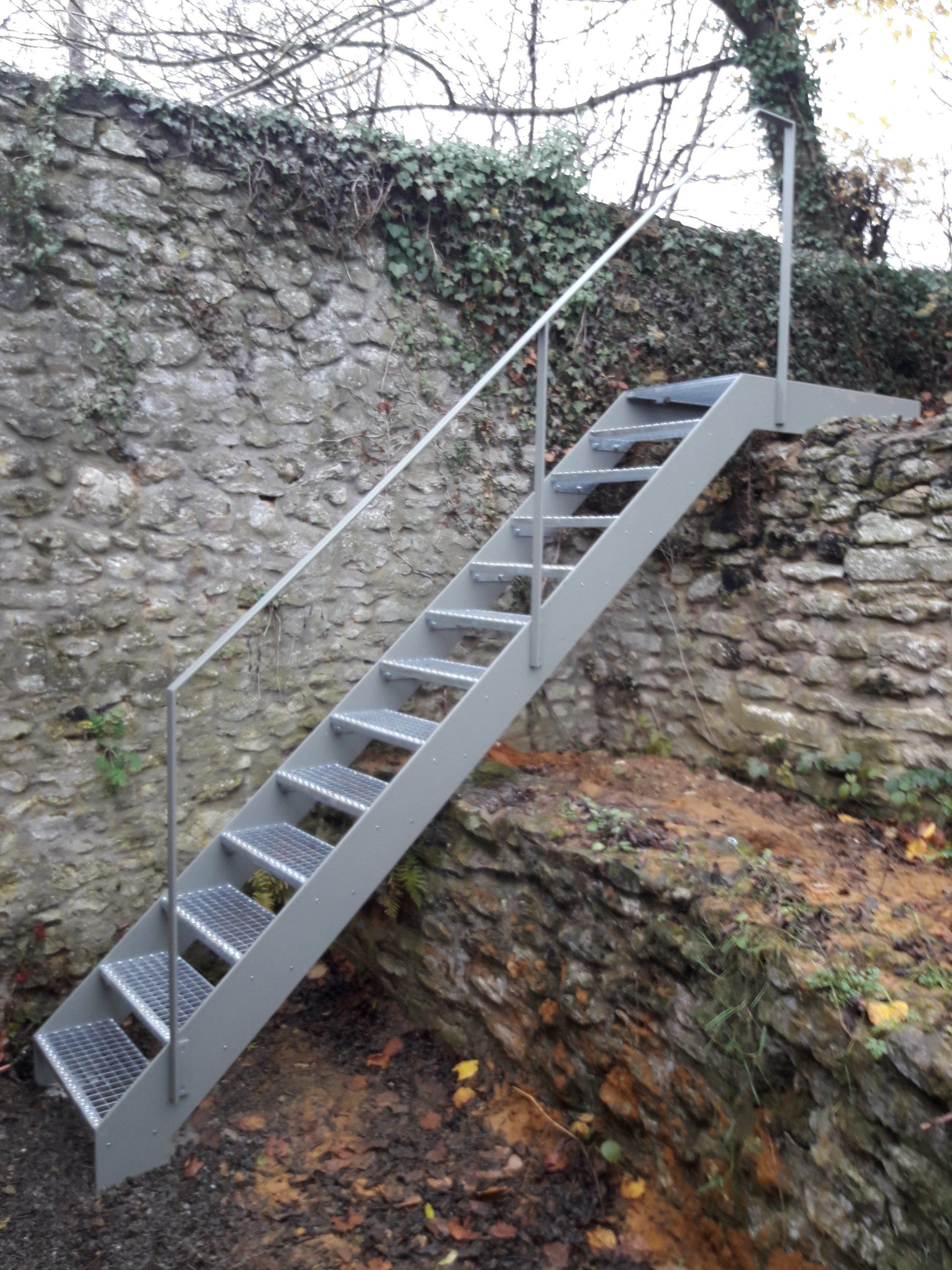 Escalier de jardin métallique avec marches en caillebotis