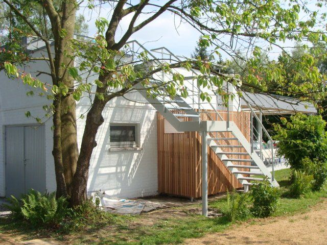 Escalier exterieur métallique avec marches caillebotis