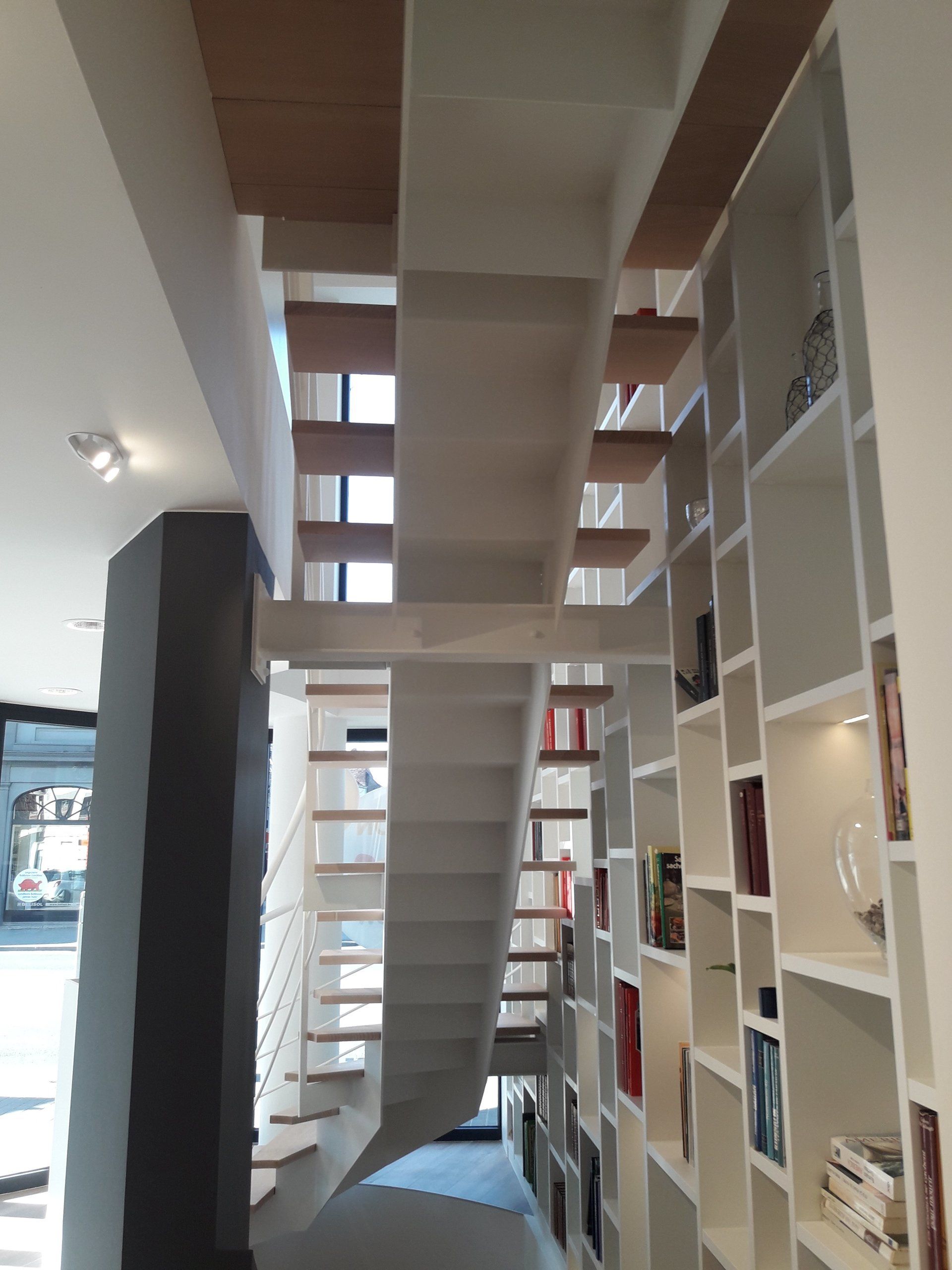 Escalier limon central métallique, marches en bois massif