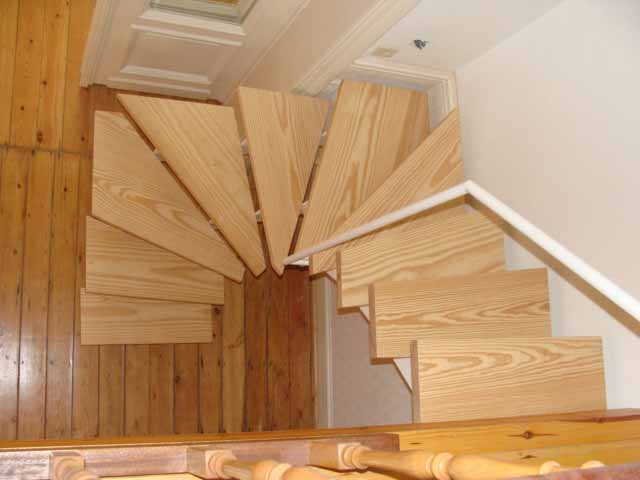 Escalier avec marches balancées sur un espace restreint