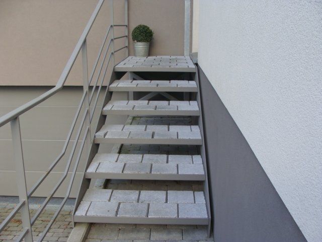 Escalier métallique avec marches en pierre
